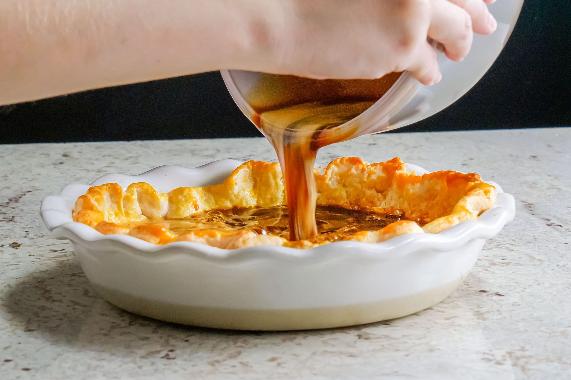 Pour the filling in the crust