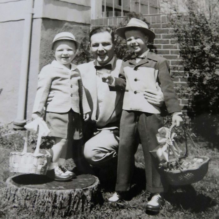 Martin Lee Klug (left) and his brother, Richard, with their father, Leo, in front of their grandparents