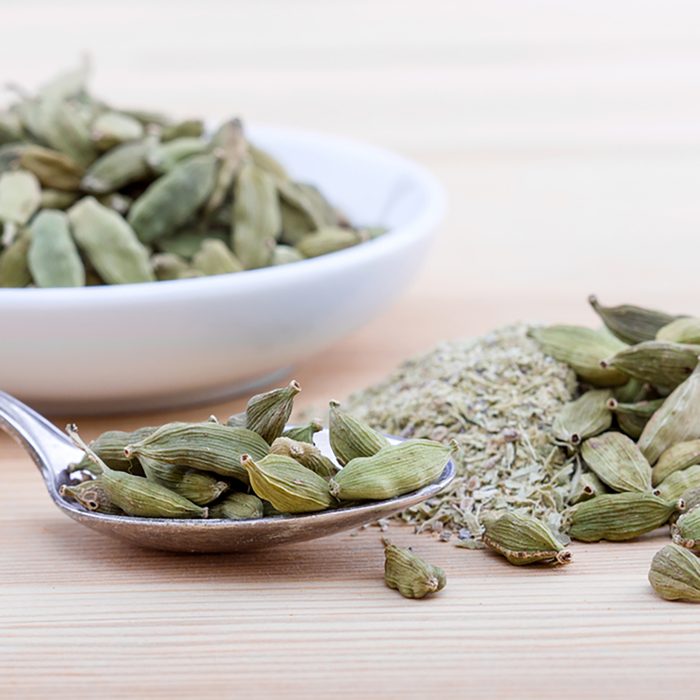 raw and crushed cardamom/cardamom/spice