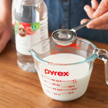Making buttermilk substitute as a replacement using milk and vinegar