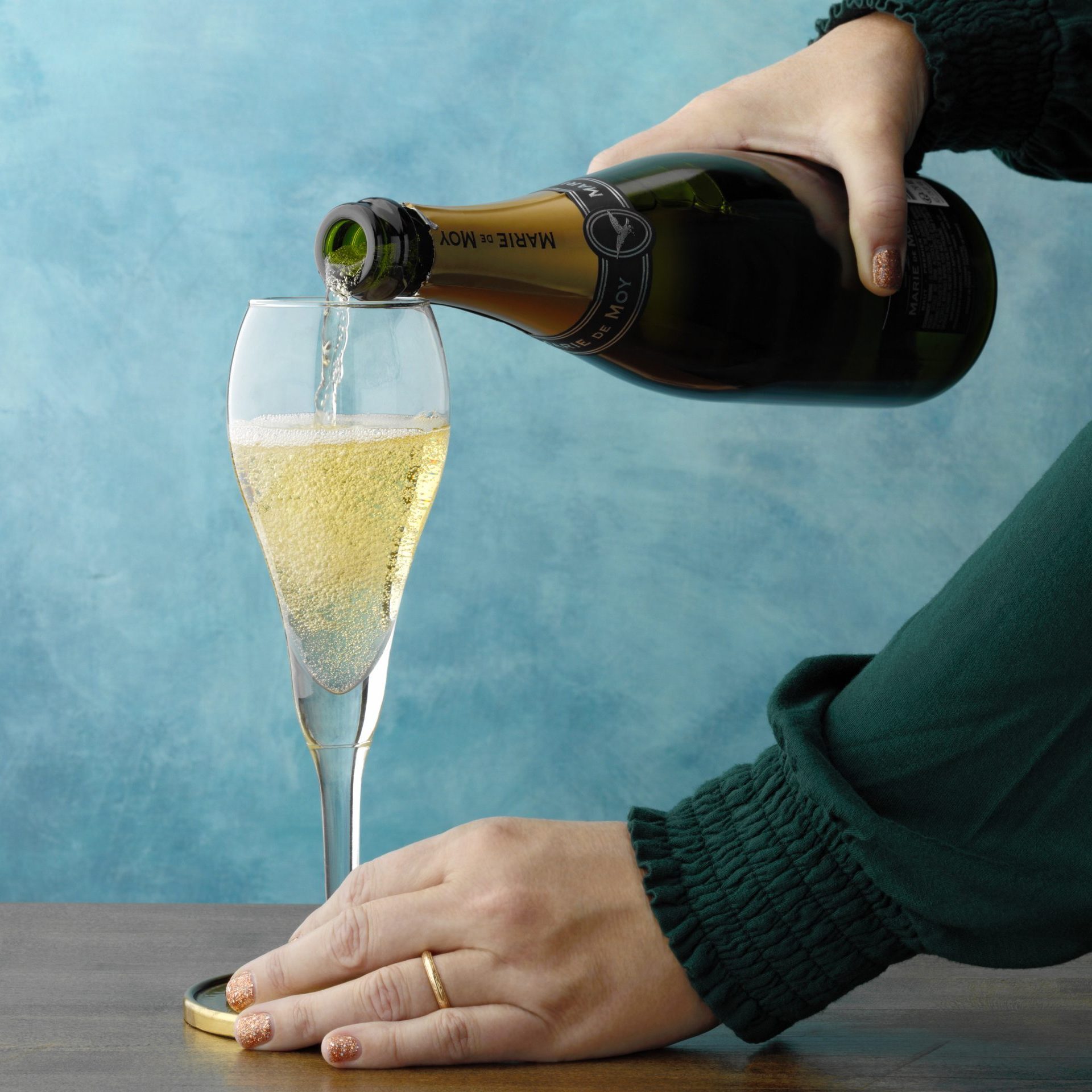 pour and serve champgne