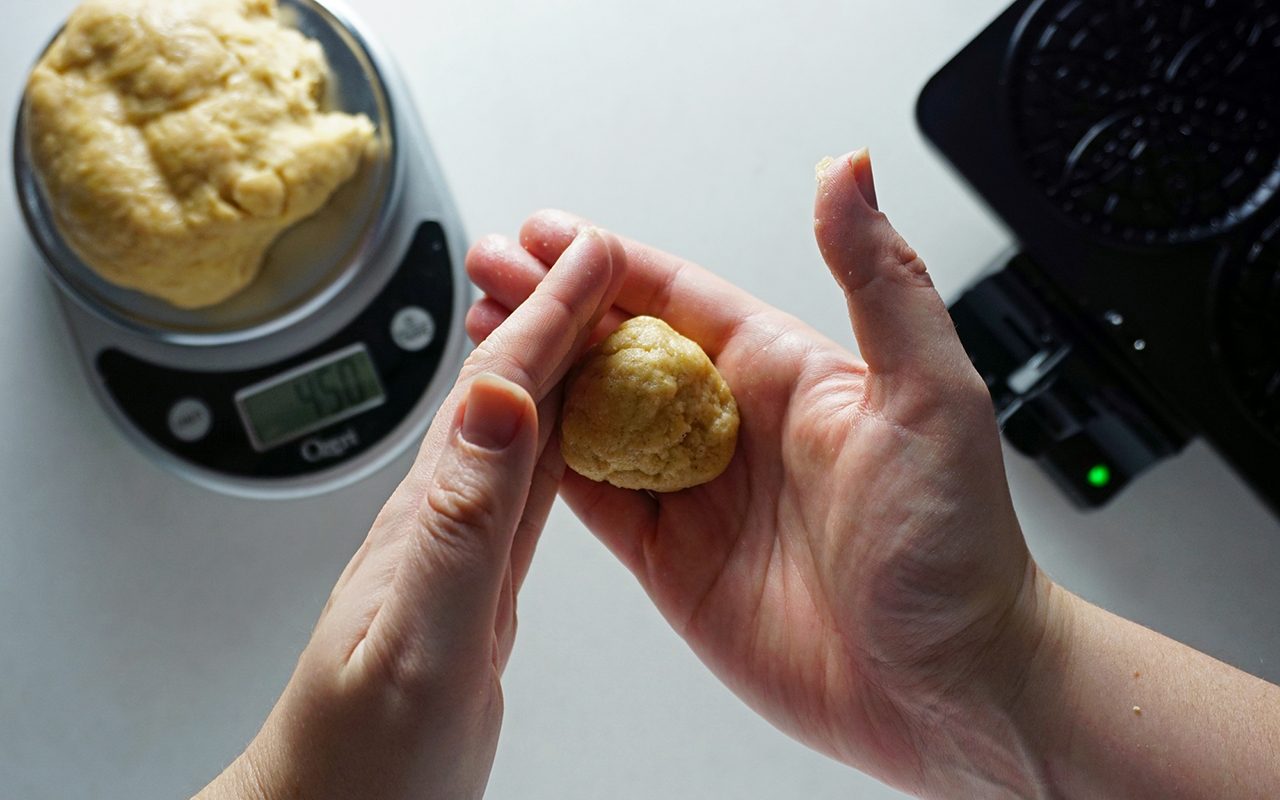 shaping stroopwafels dough
