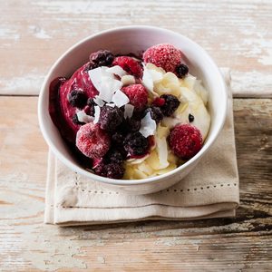 Studio, Nice-Cream (Eis aus pürierten gefrorenen Bananen und Beeren) und eine Tasse Kaffee