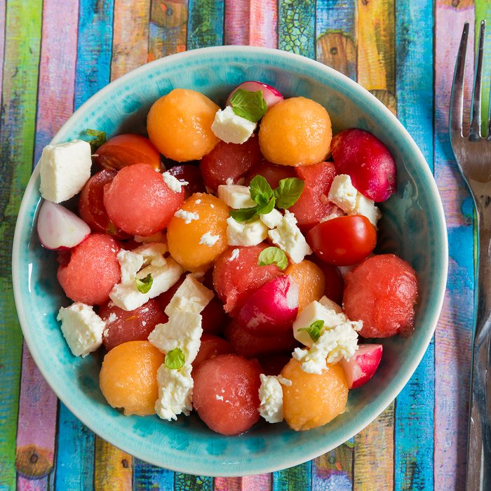 Melonensalat mit Fetakäse, Tomaten, Radieschen, Minze, Studio
