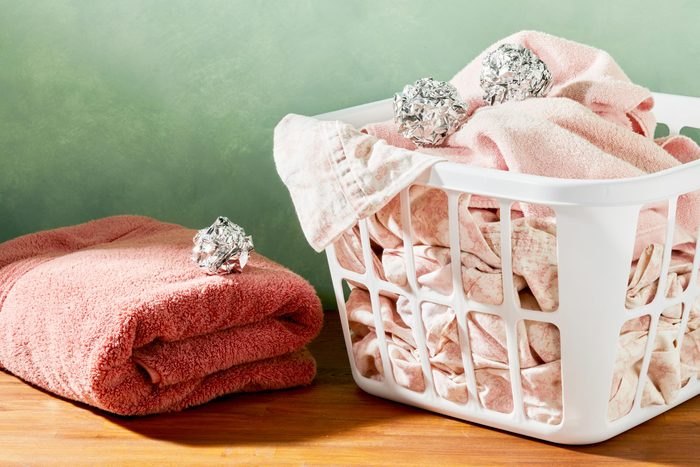 using foil balls in laundry to prevent static