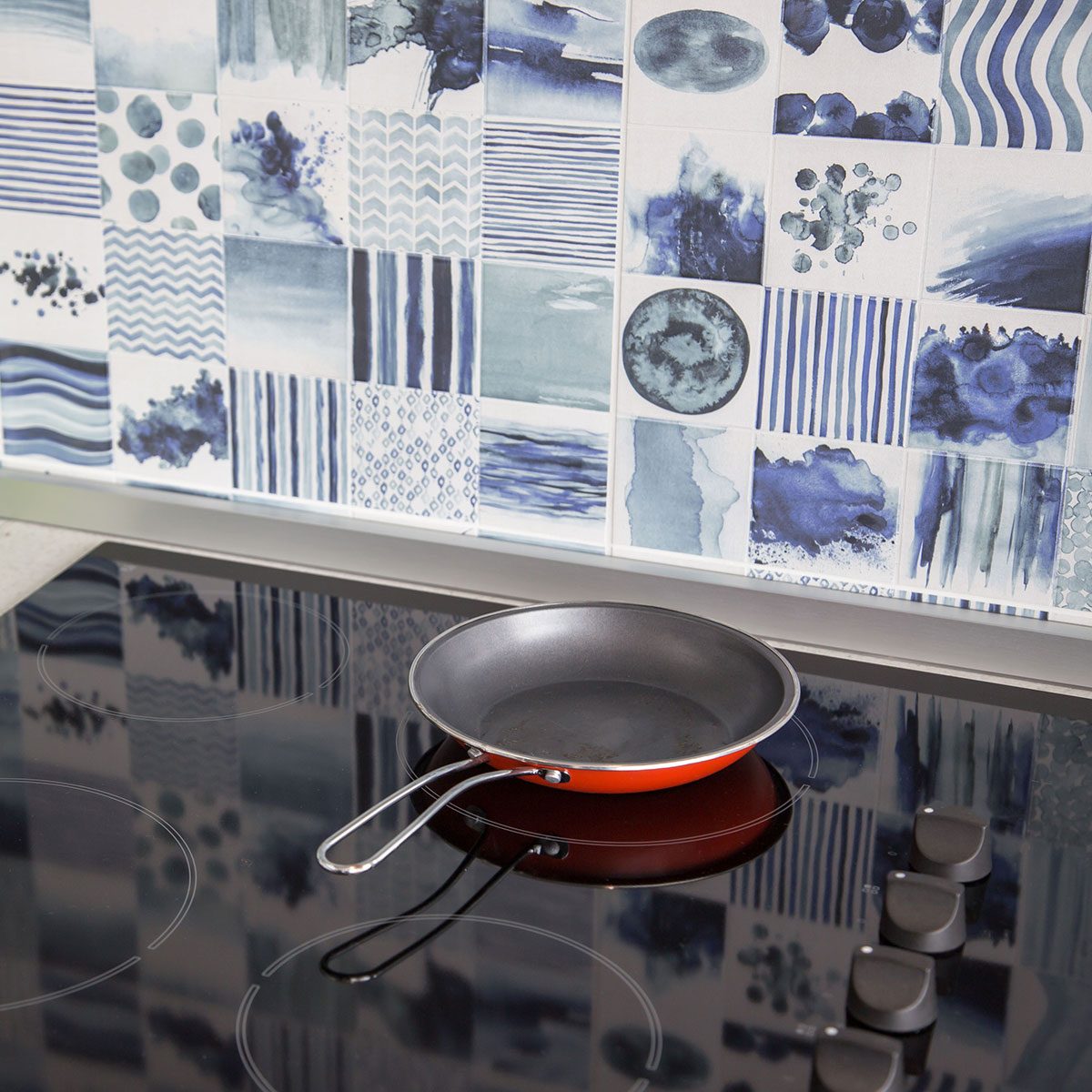 Electric stovetop with frying pan