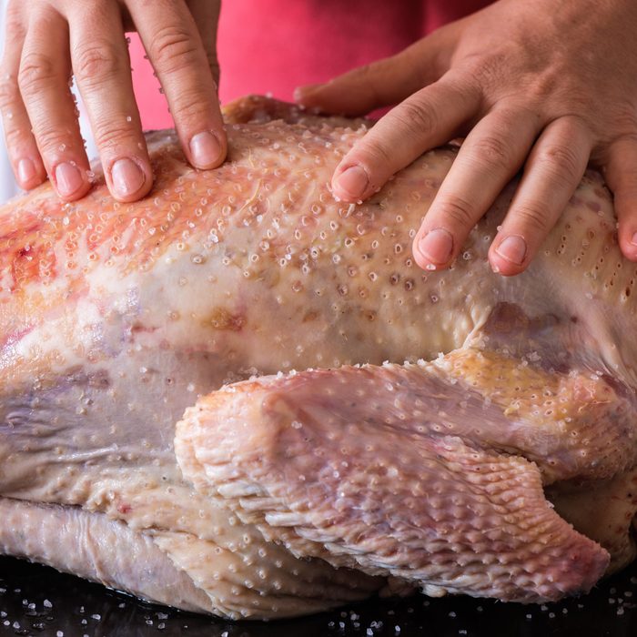 Dry brining - salting raw turkey, thanksgiving dining, preparing raast turkey