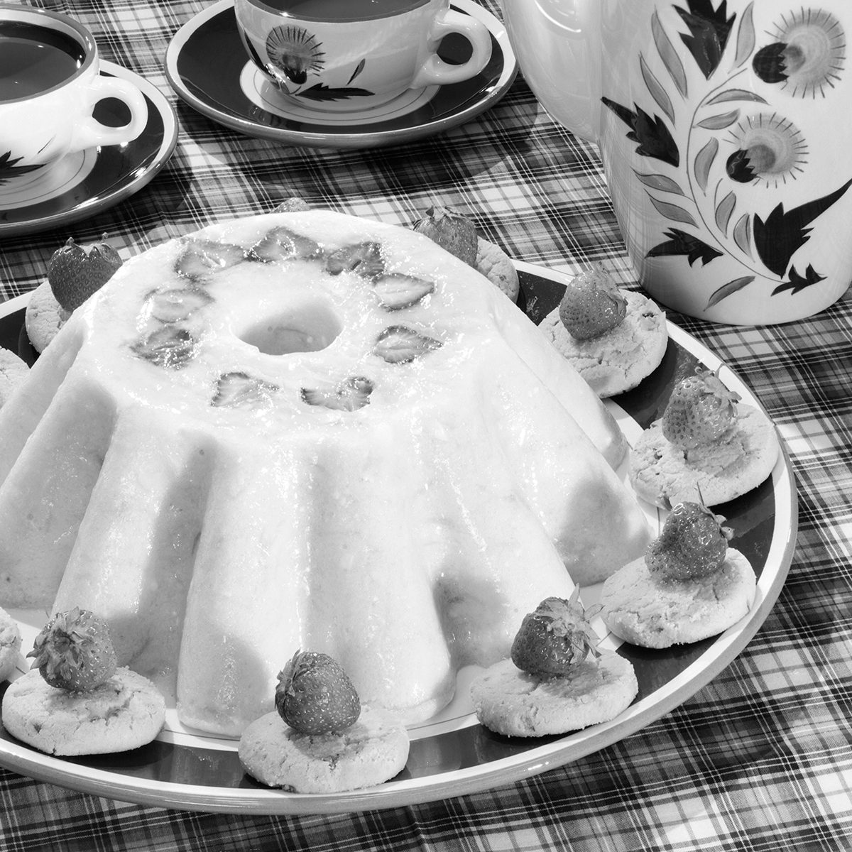 1950s PECAN SANDIES COOKIES AROUND JELLO MOLD WITH STRAWBERRIES DESSERT AND CUPS OF COFFEE (Photo by L. Fritz/ClassicStock/Getty Images)