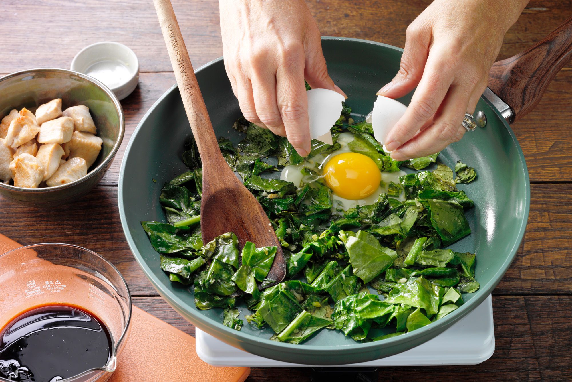 Pad See Ew frying remaining ingredients