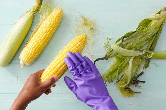 Four Methods Of Removing Silk From Corn On The Cob