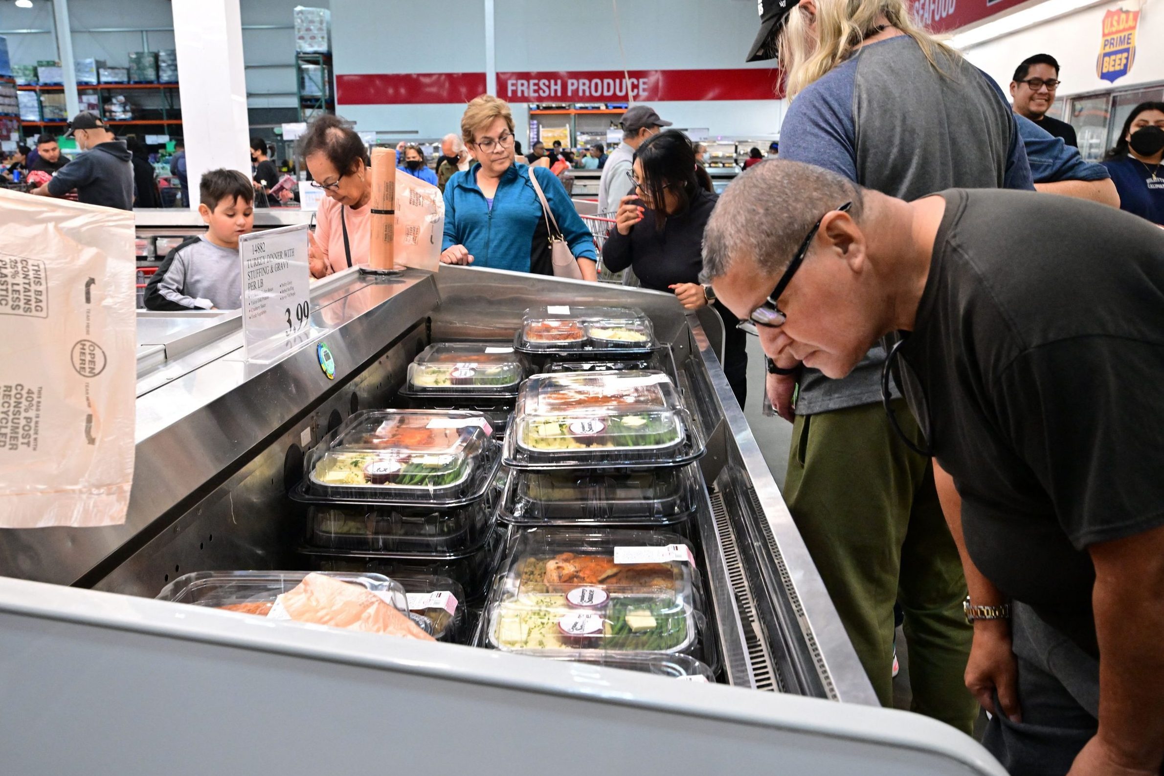 US-ECONOMY-RETAIL-CONSUMERS