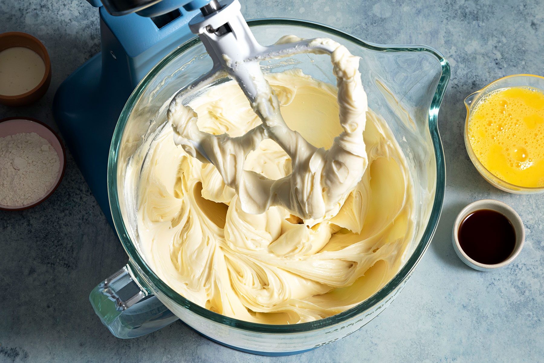 Adding cream and vanilla syrup in mixture