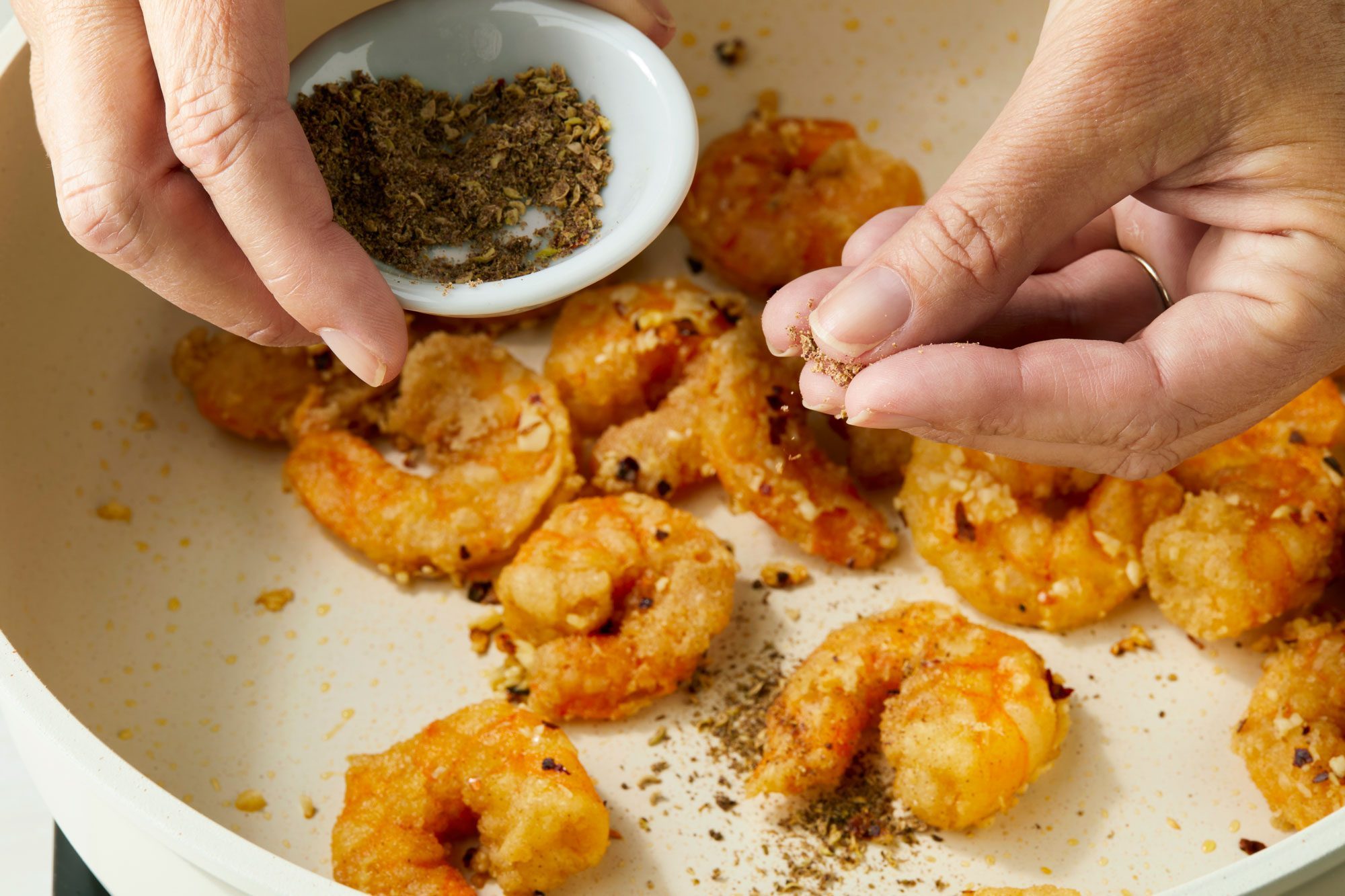 Return shrimp to wok with 1 teaspoon peppercorn mixture, cook and stir for 1 minute