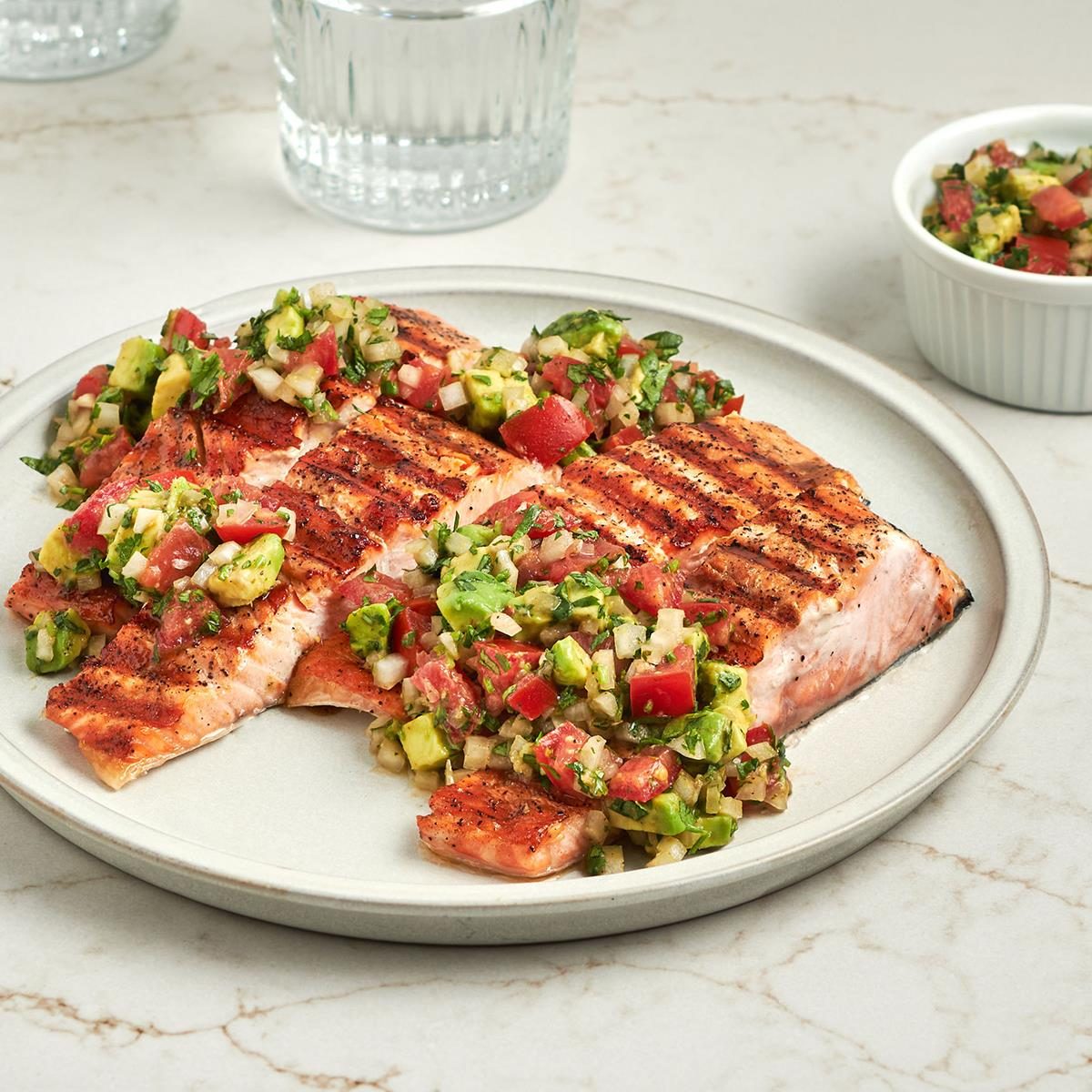 Grilled Salmon With Avocado Salsa Exps Tohd24 51804 Christinema 1