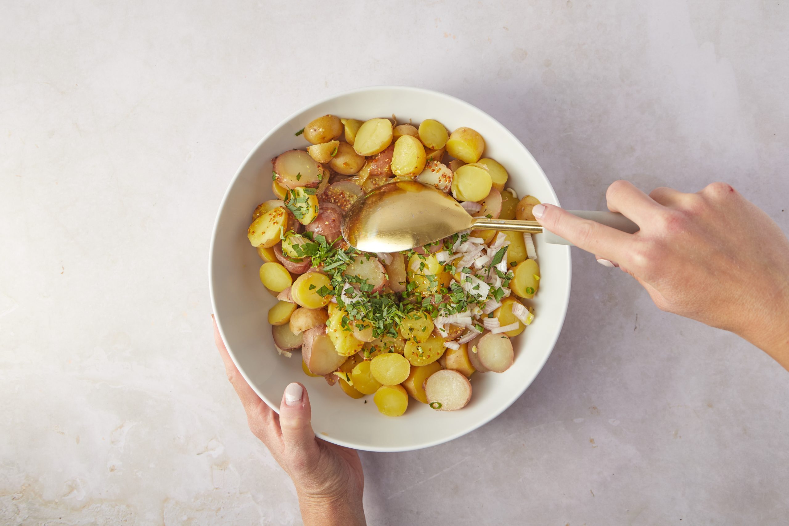 Mix the French potato salad.