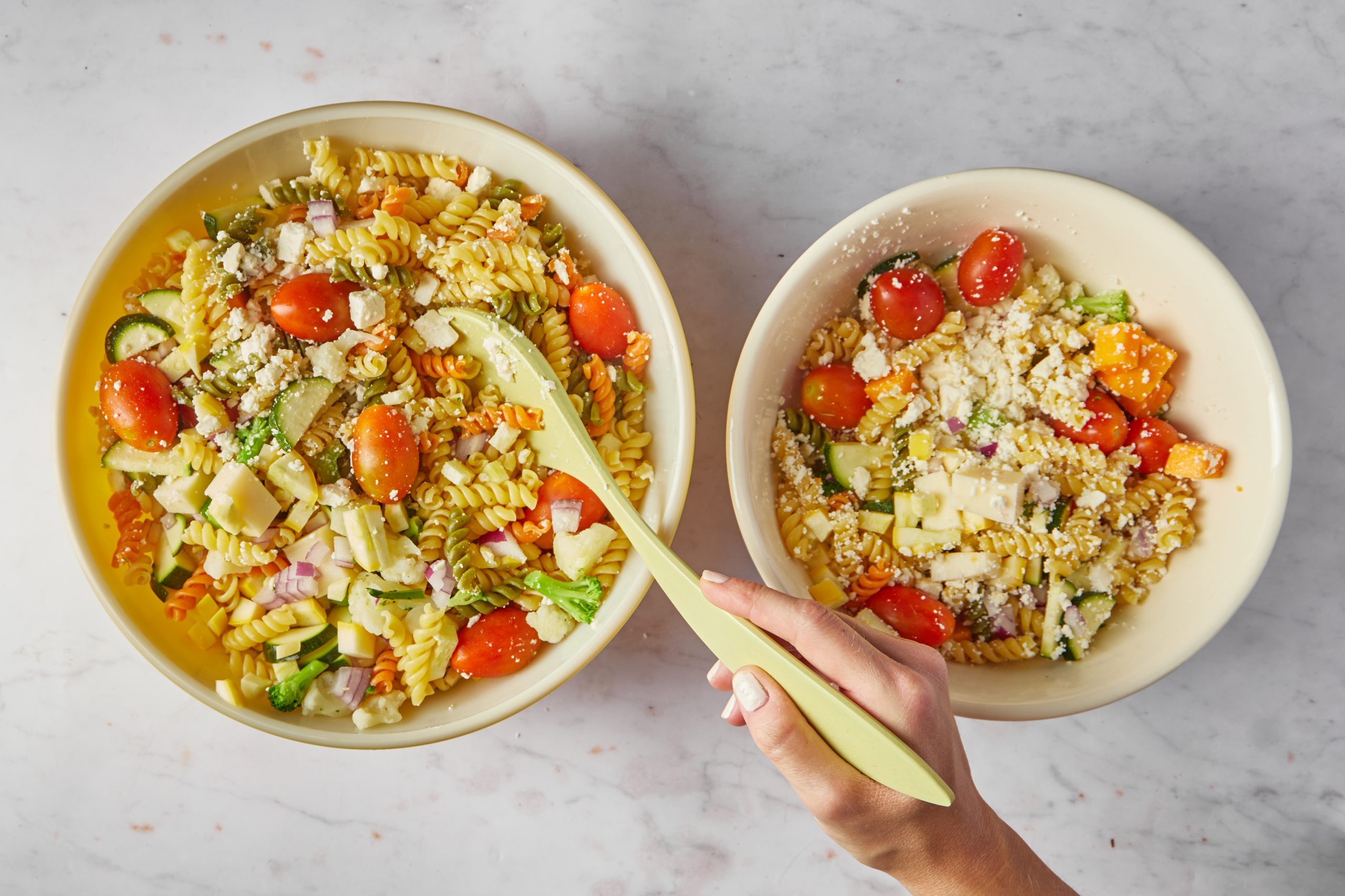 Mix the ingredients for pasta salad with Italian dressing.