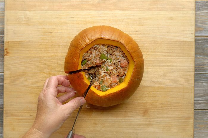 Cutting the pumpkin to serve