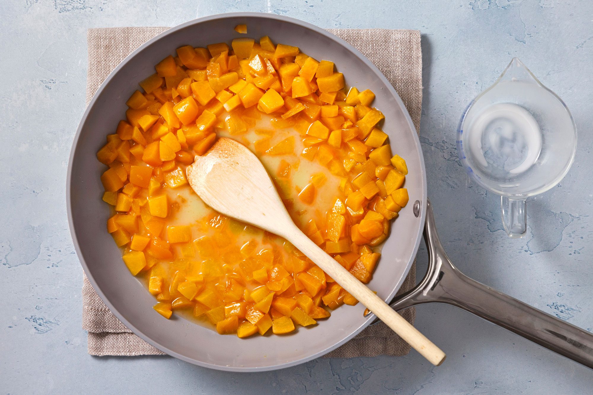 In a large skillet, over medium heat, bring peaches, sugar and vanilla to a simmer.