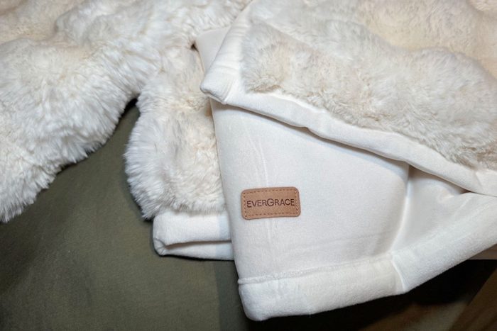 Toh25 Evergrace Ultra Soft Faux Fur Throw Blanket Mary Henn 07 Ssedit