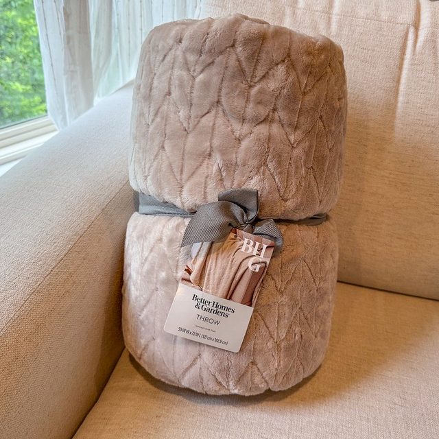 Toha25 Better Homes & Gardens Fleece Throw Mary Henn 01 Otedit