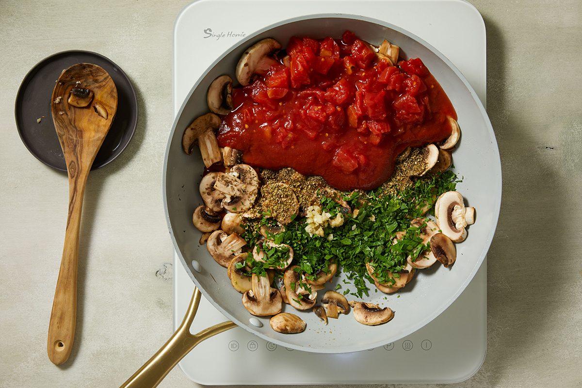 Making sauce using canned tomatoes, mushrooms and spices