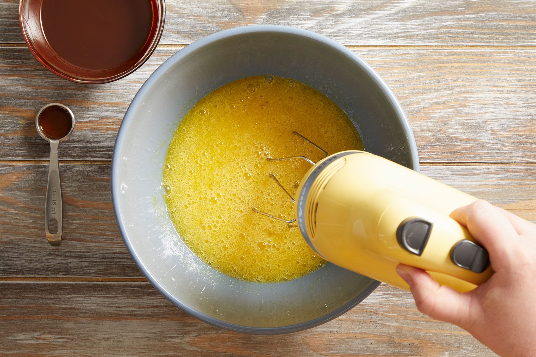 Beating eggs, corn syrup, sugar and salt until smooth in a large bowl.