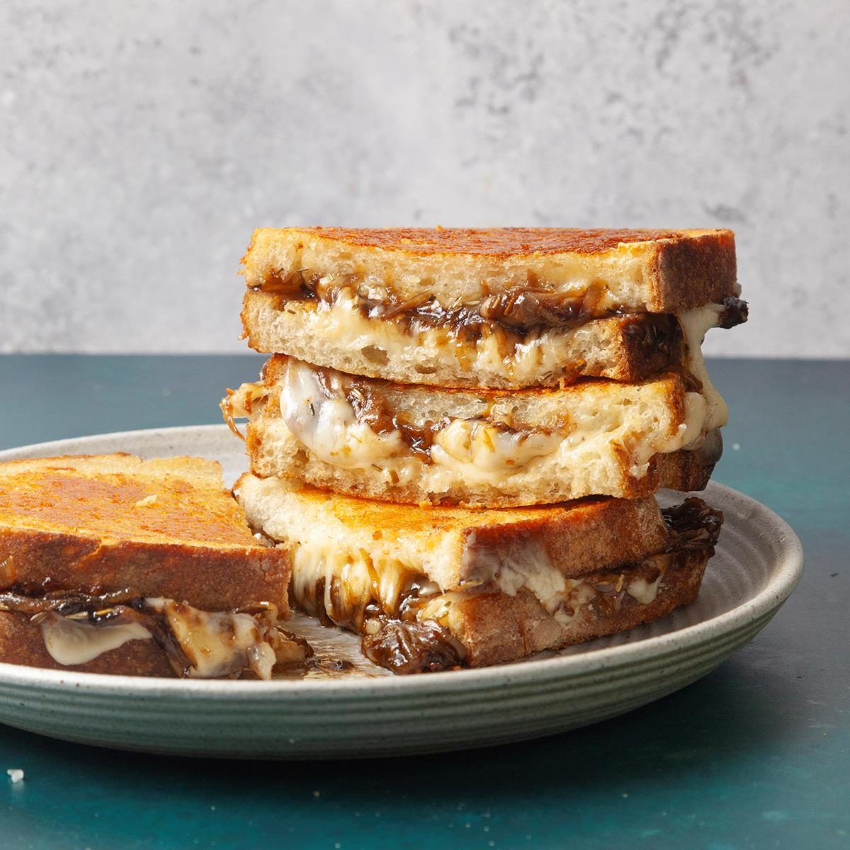 French Onion Grilled Cheese Exps Tohd25 281700 Sarahtramonte 8