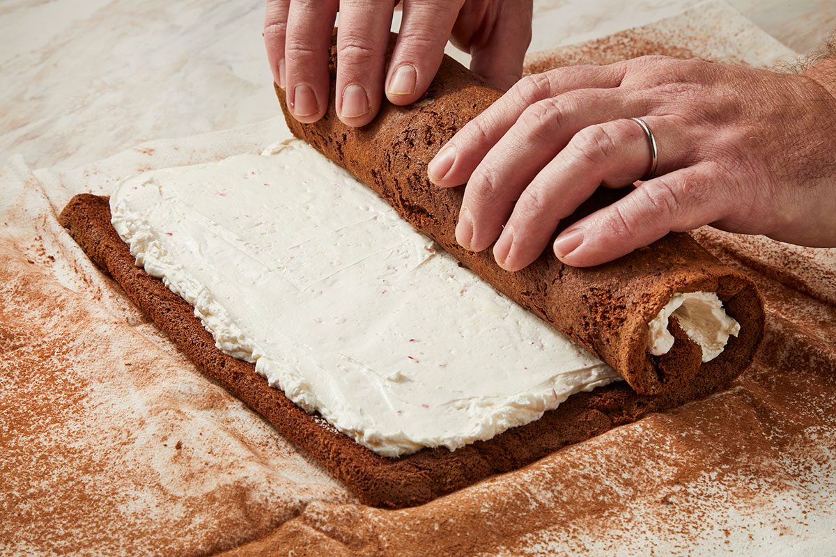 Rolling cake without towel