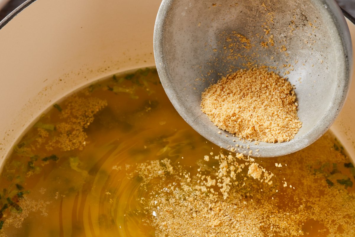 adding ground sesame seeds to dashi